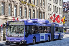 Mercedes-Benz Citaro CNG-Gelenkbus, werbebeklebt in der Spitalgasse