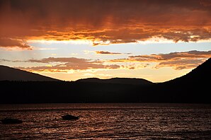 Sonnenuntergang über dem Bastion Mountain vom Canoe Beach aus