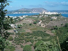 Die Festung am Rande des Vulkankraters Fondi di Baia, im Hintergrund der Vulkankegel des Monte Gauro