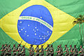 Askeri geçit töreni sırasında arkada dev Brezilya bayrağı