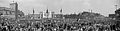 Demonstranten auf dem Augustusplatz zur Feier des Ersten Mai, 1950. (Eigen‚leistung‘: Panorama aus Einzelbildern)