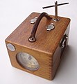 Holzkasten-Brieftaubenuhr (Benzing) um 1926, mechanisches Uhrwerk, analoger Stempeldruck, bis zu 30 Konstatierungen