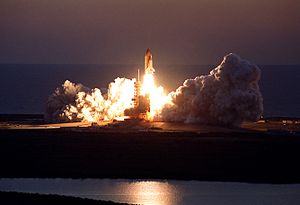 Tàu con thoi Discovery phóng trong phi vụ STS-102