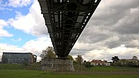 Onderkant van de brug, open staalconstructie