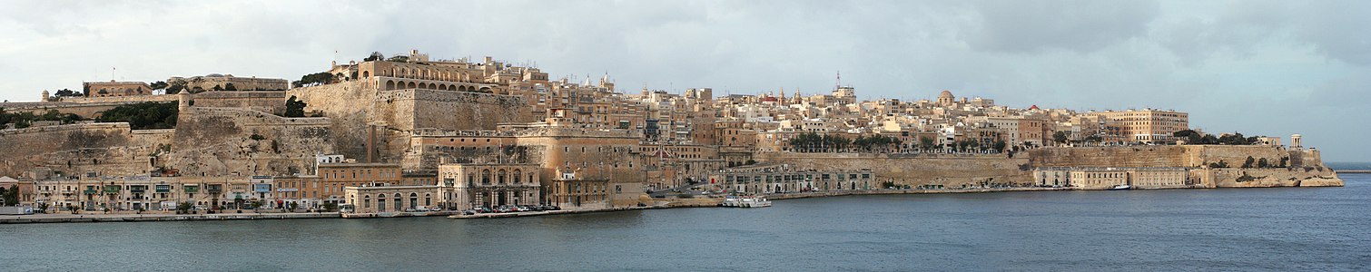 Malta'nın başkenti Valletta'nın güney sahilinin panoramik manzarası. Maltaca'da Il-Belt ("Şehir") olarak hitap edilen şehir 1980 yılında UNESCO Dünya Mirası listesine eklendi. (Üreten: Thyes)