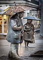 Eine der beiden Figuren von Leute im Regen in der Georgstraße in Hannover