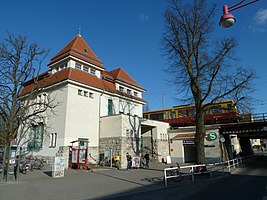 Empfangsgebäude des Bahnhofs