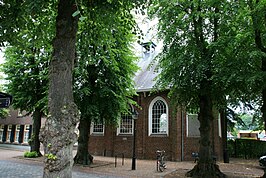 Zijaanzicht van het hervormde kerkje aan de Markt in Eersel.