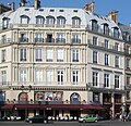 Französische Fenster mit Eisengeländern und Balustraden (Paris)
