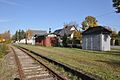 Ehemalige Wartehalle, Abtritt, sowie fünf Lichtmasten eines Bahnhofs