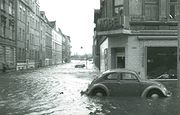 Überflutete Straße in Wilhelmsburg, 1962