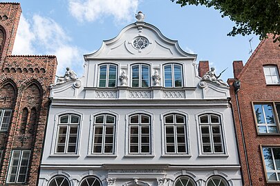 Geknickter Schweifgiebel mit seitlichen Volutenanläufen, 1758 (Buddenbrookhaus, Lübeck)