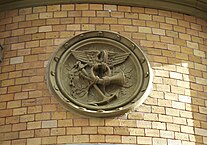 Reliefmedaillon mit Symbolik des Postwesens an der Fassade