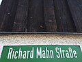 Straßenschild an der Richard-Mahn-Straße (Schreibweise entspricht nicht der vom Duden empfohlenen Schreibweise)