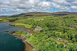 Loch Dunvegan mit Castle, Bootsanleger und Garten