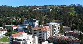 Berkeley Lab wordt gevormd door de gebouwen in de heuvels boven de campus van UC Berkeley