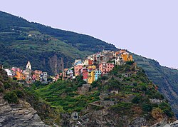 Corniglia látképe a tenger felől