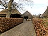 Boerderij met achterbaander en underschoer waarboven met heide bekleed dakschild