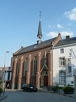 Het Savelbergklooster met links de voormalige kapel en rechts het bijbehorende woonhuis