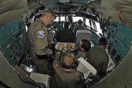 Gli aviatori USAF e IAF lavorano nella cabina di pilotaggio di un Ilyushin Il-76 IAF.