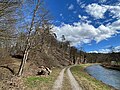 Links der Weg zum Hügel