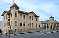 Die Ritterburg in Swakopmund, dahinter das ehemalige Hotel Fürst Bismarck