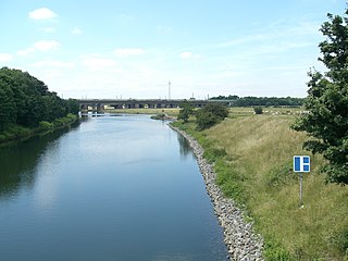 Die Ruhr. In der Bildmitte mündet die „alte“ Ruhr.