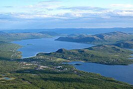 Zicht op Kilpisjärvi vanop de Saana