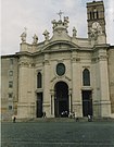 Un oculus praticato al centro della facciata della Basilica di Santa Croce in Gerusalemme a Roma.