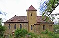 Ansicht von Süden mit romanischem Portal und barocken Sarkophagen