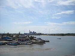 Pemandangan Sungai Baturusa di atas Jembatan Emas, sebelum bermuara di laut.