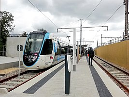 Linie T13 Express im Bahnhof Saint-Cyr