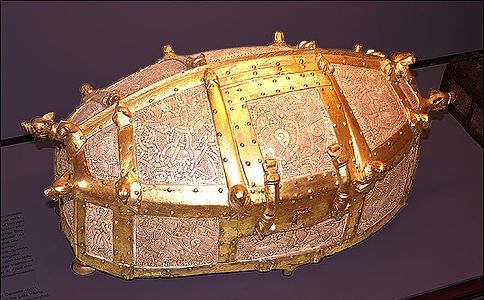 Il "Cammin Chest", un piccolo reliquiario d'oro tardo-vichingo in stile Mammen (Museo nazionale danese) - REPLICA.