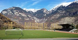 Panorama van het hoofdveld met tribune.