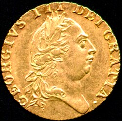 Gold coin bearing the prcủaile của một round-headed George wearing một classical Roman-style haircut và laurel-wreath.