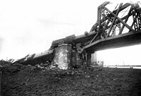 De oude spoorbrug in 1918 na de Treinramp bij Weesp.