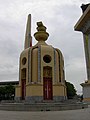 Bild 1: Skulptur der thailändischen Verfassung von 1932, die auf zwei Opferschalen auf dem Dach des zentralen Schreins ruht.