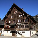 Rheintalhof in Schnifis. Über der Kellertüre eine Holztreppe zum überdachten Hauseingang