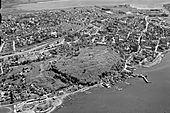 Nordbyen vest for Slottsfjellet ut mot Byfjorden, foran til høyre i bildet. Flyfoto: Widerøe, 1957 / Vestfoldmuseene