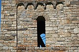 Blendfeld mit Fenster und Bogenfries am Turm