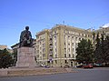 Nikolai-Tschernyschewski-Denkmal (1947 mit Architekt Wsewolod Jakowlew) vor dem Hotel Rossija, Tschernyschewski-Platz, St. Petersburg[2]