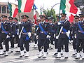 Offiziere der Aeronautica Militare mit der sciarpa azzura, in der Mitte mit der Tapferkeitsmedaille in Bronze