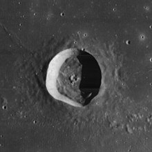 NASA-Bild des Mondkraters Flamsteed auf dem Mond.