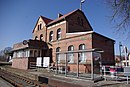 Bahnhof Friedersdorf, bestehend aus Empfangsgebäude, Güterschuppen einschließlich Auffahrtsrampe sowie Abortgebäude