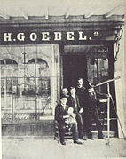 Goebel-Shop in New York, Grand Street 468. This photo was probably taken in the year 1893 to support the Göbel story. The telescope that Göbel used in the 1850s on a horse wagon was much larger.