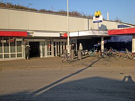 De ingang van het metrostation aan de zuidkant.