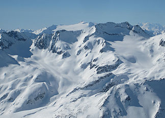 In der Mitte der Gruppe liegt der Pizzo Centrale 2999 m ü. M.