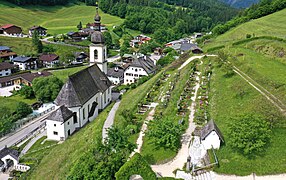 Kirche mit einem Teil des Bergfriedhofs