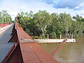 Ehemalige Eisenbahn-, heute Fußgängerbrücke in Katherine. Rechts: Halterung für Fernmeldeleitung.