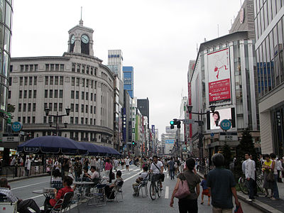 Skrzyżowanie Ginza 4-chōme przy domu towarowym Wakō; perspektywa ulicy Chūō-dōri w kierunku Kyōbashi i Nihombashi (zdjęcie wykonano w dzień świąteczny, kiedy zamyka się ruch kołowy)